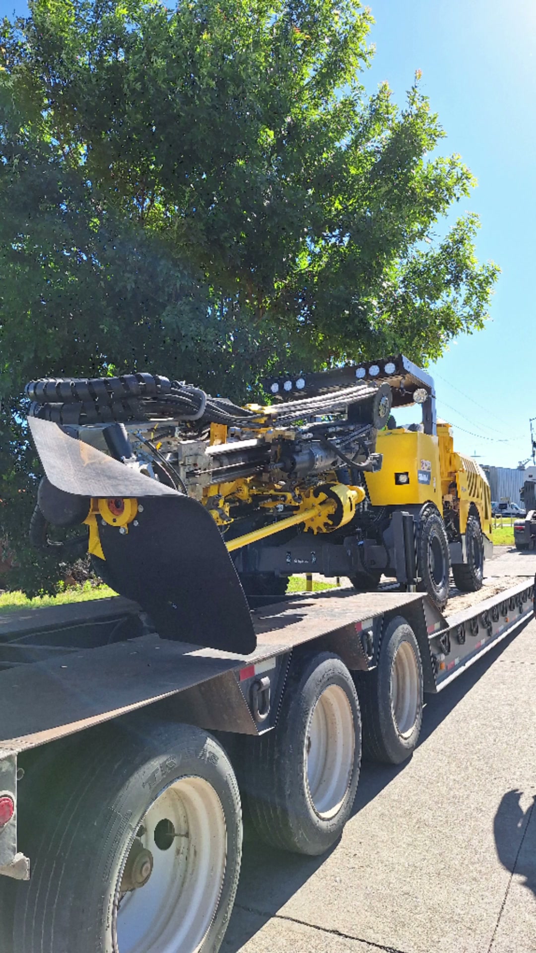 Equipo minero SIMBA S7D de Epiroc cargado sobre un camión cama baja