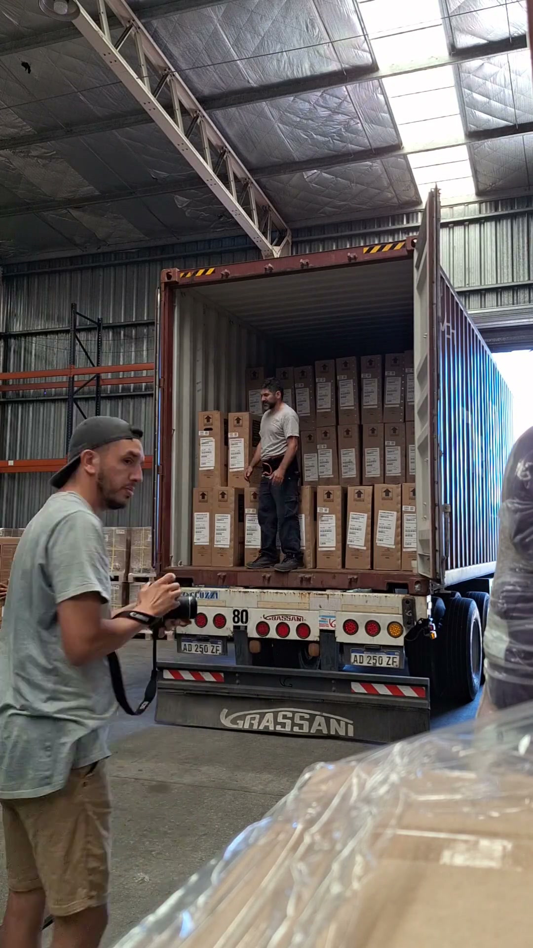 Contenedor abierto con cajas de bicicletas Cannondale en el depósito, durante el desconsolidado para 10X Sport Business