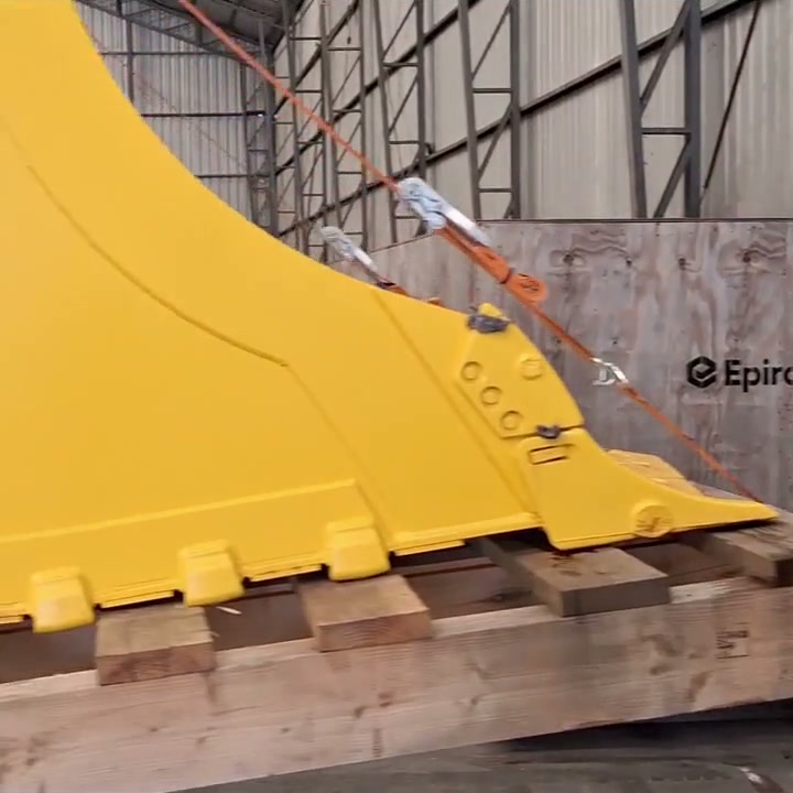 Balde amarillo de material minero de Epiroc sobre un camión, ingresando al depósito