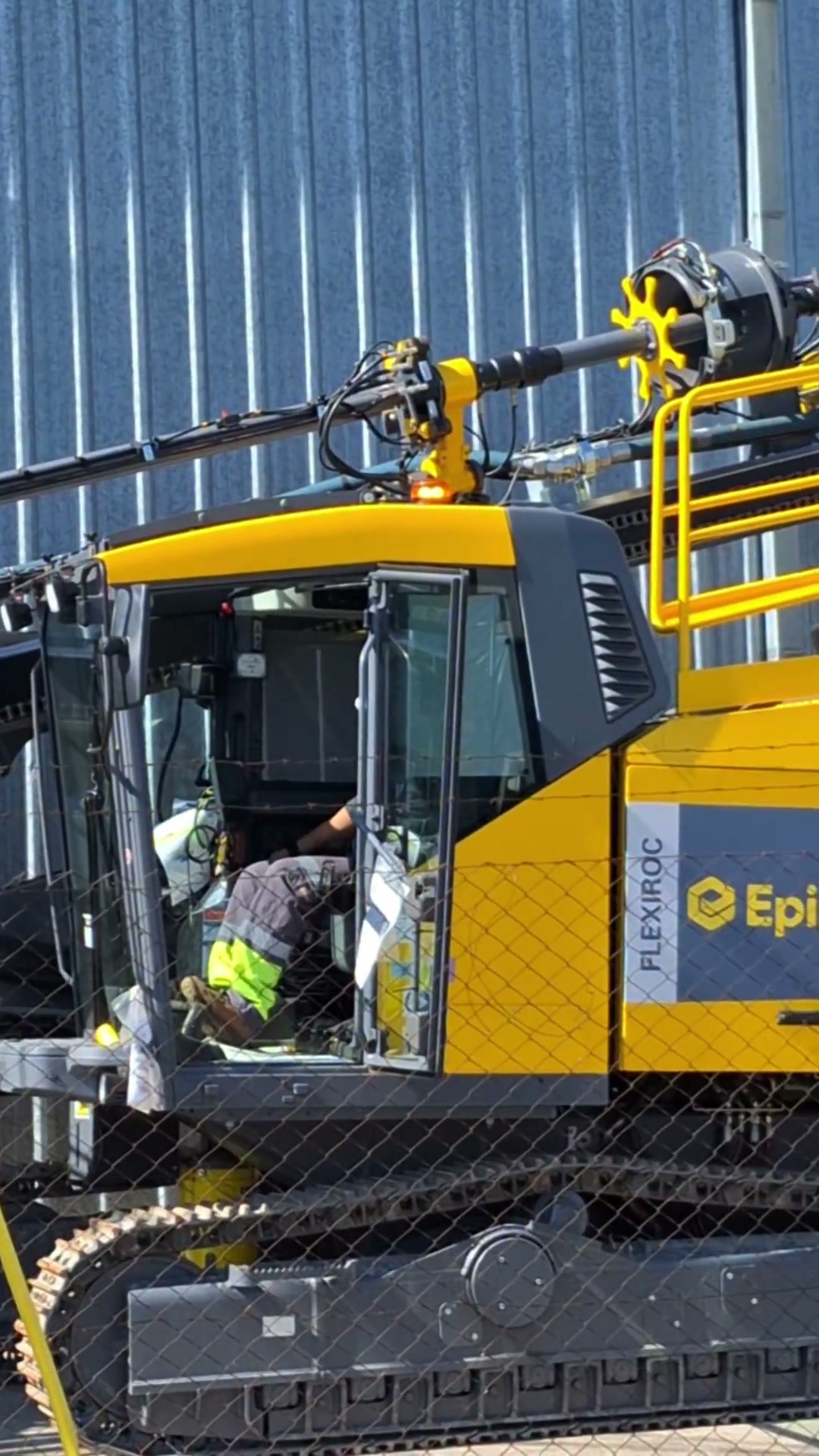 Operador dentro de la cabina de un equipo D65 FlexiRoc de Epiroc en el predio de Trade Up