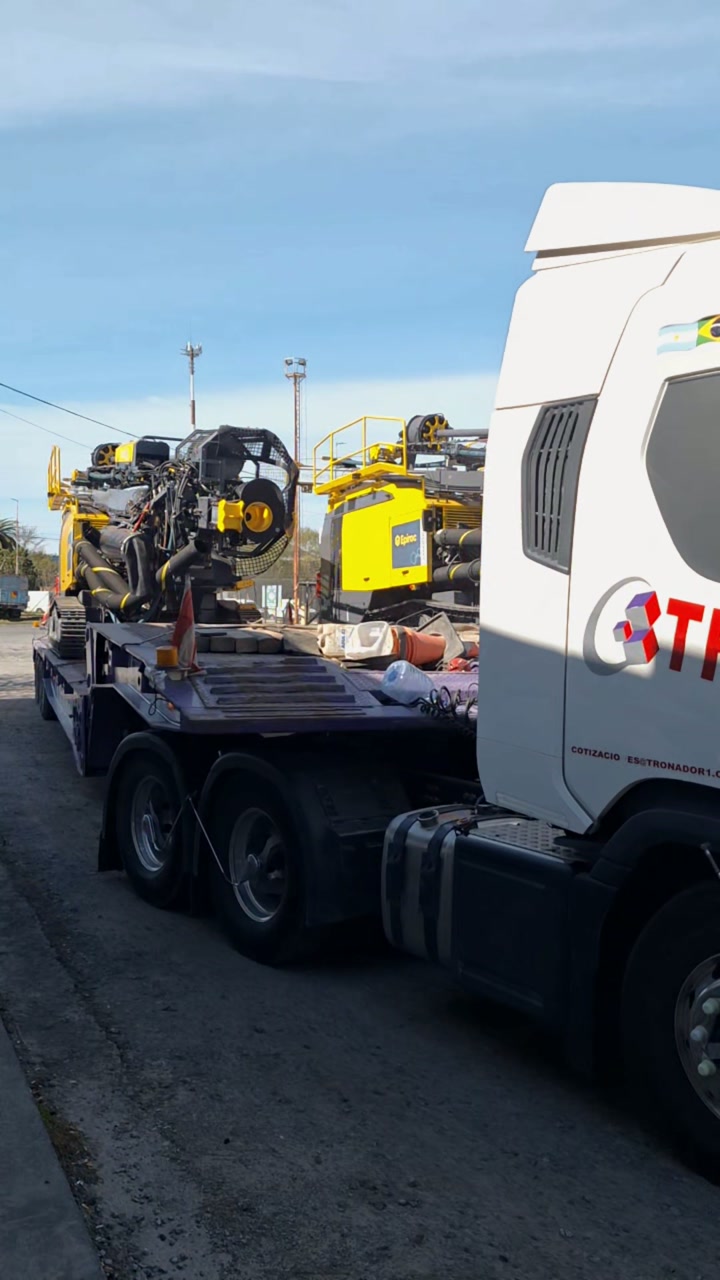 Dos perforadoras SmartROC D65 de Epiroc transportadas sobre camiones cama baja