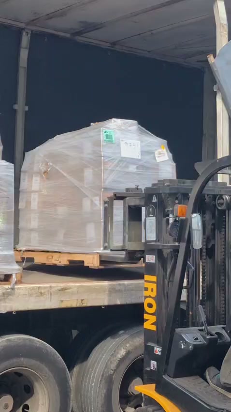 Autoelevador descargando un pallet enfilmado de un camión en la operación de NCR Argentina
