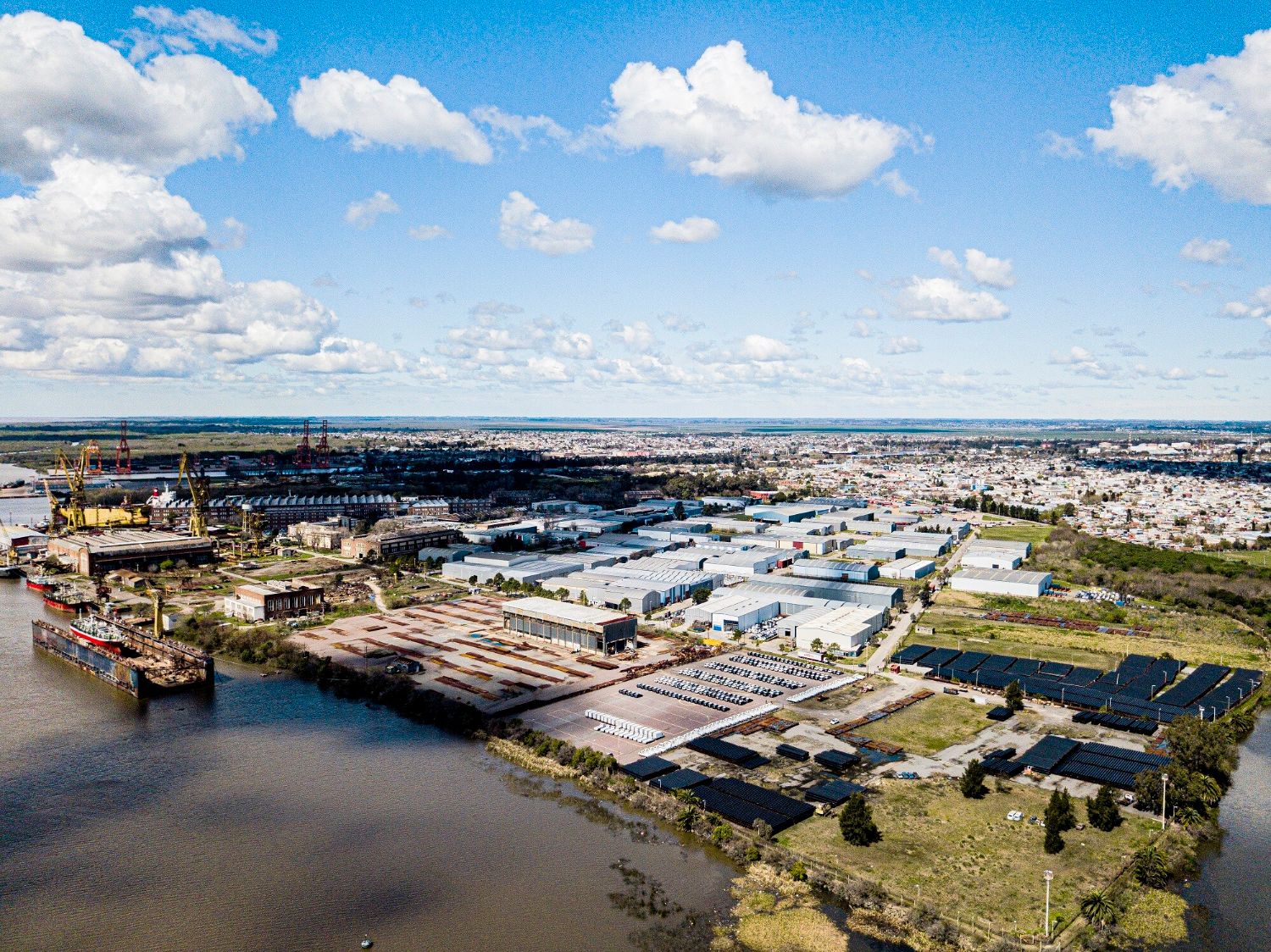 Vista aérea de la Zona Franca La Plata junto al río